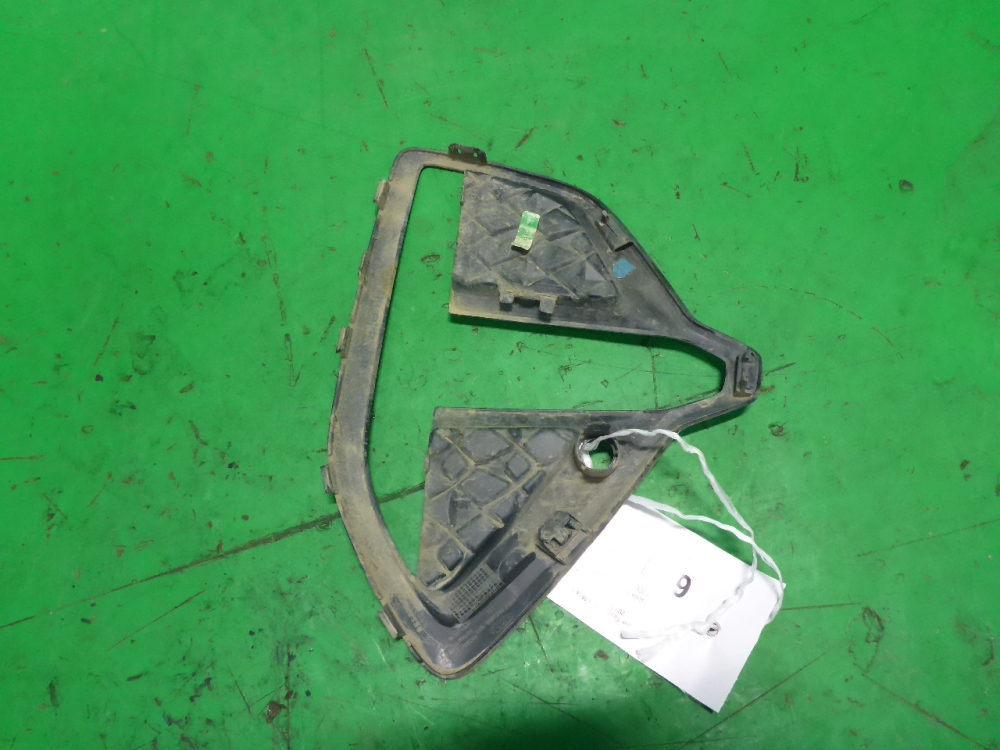 Рамка противотуманной фары левой