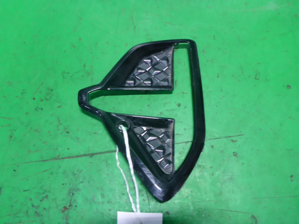 Рамка противотуманной фары левой