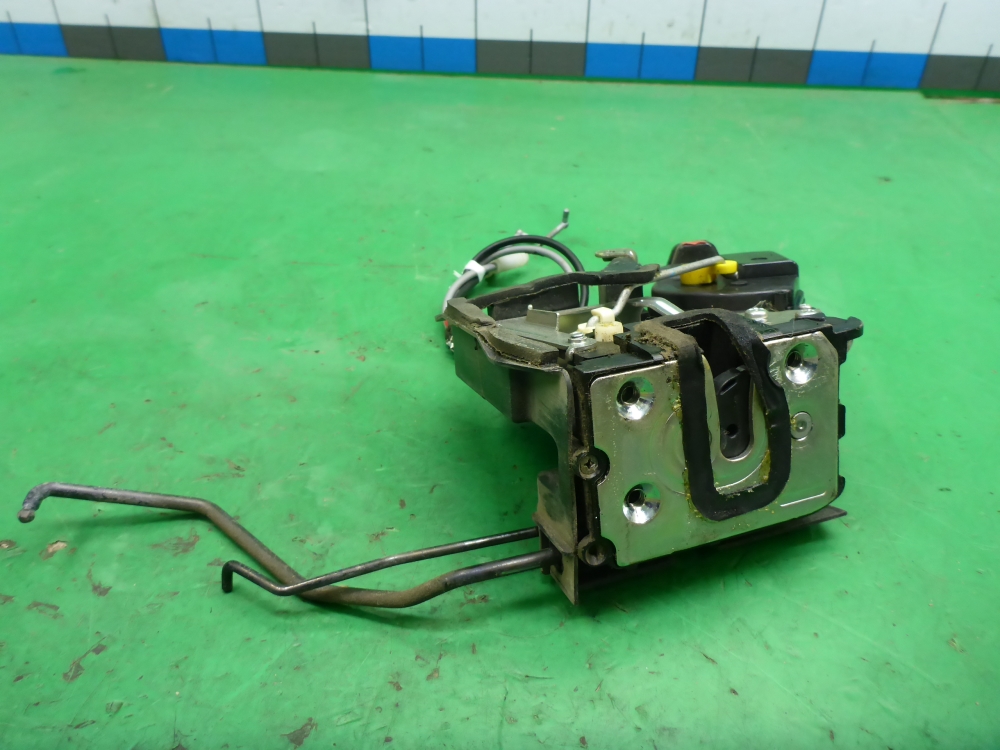 Замок двери передней левой