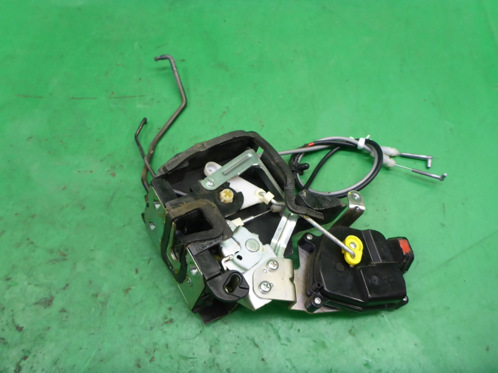 Замок двери передней левой