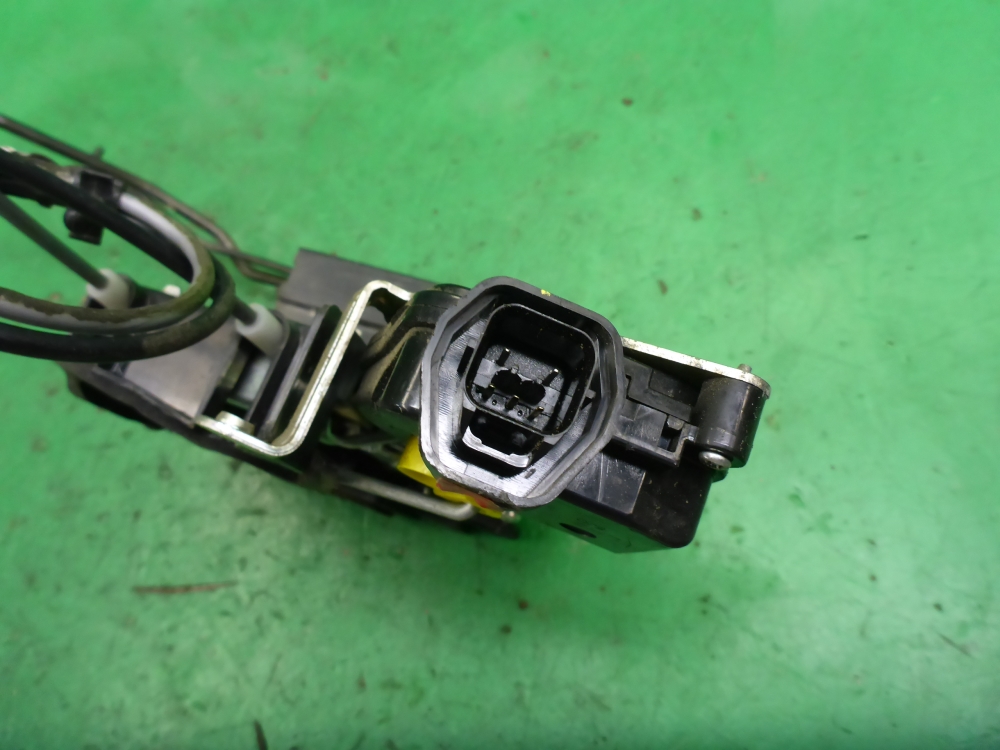 Замок двери передней левой