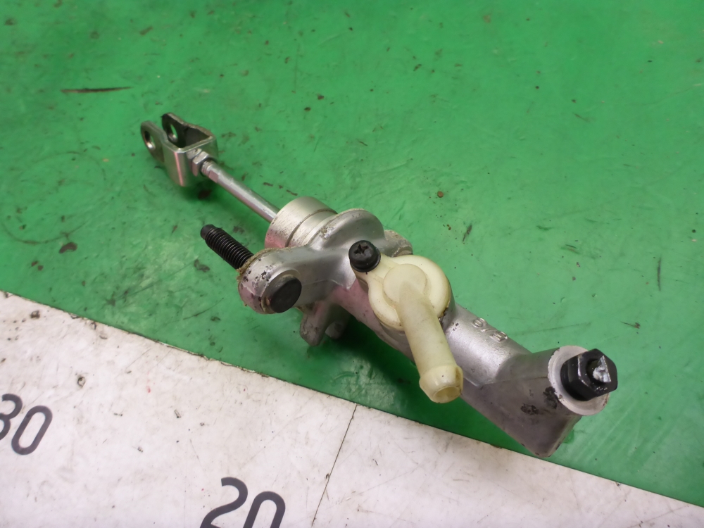 Цилиндр сцепления главный