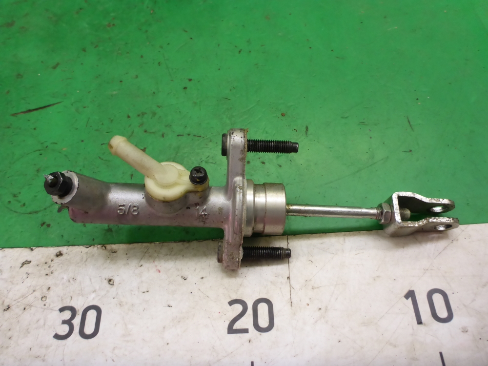 Цилиндр сцепления главный