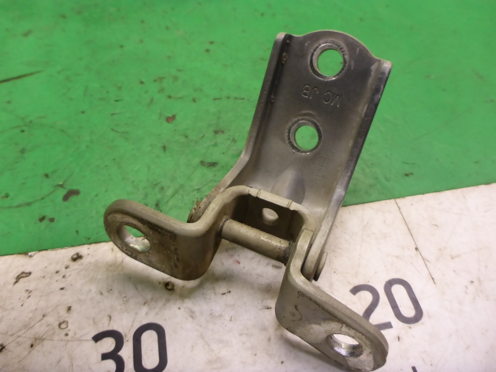 Петля двери передней левой верхняя