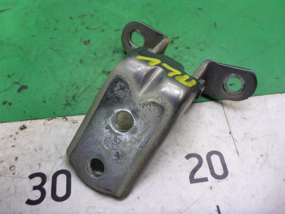 Петля двери передней левой верхняя