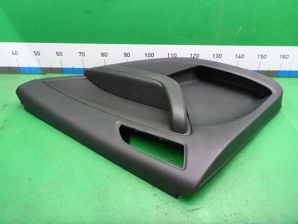 Обшивка двери задней правой