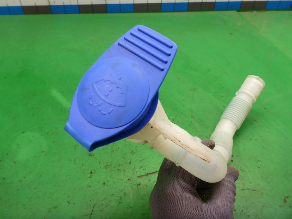 Горловина бачка омывателя