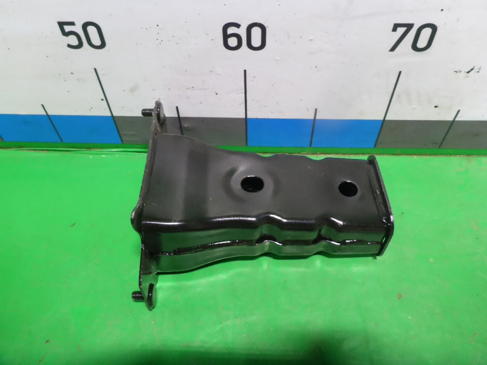 Кронштейн усилителя переднего бампера правый