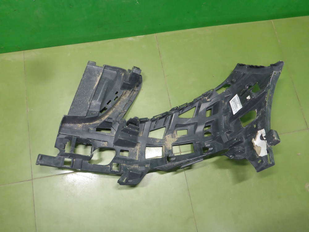 Кронштейн переднего бампера правый