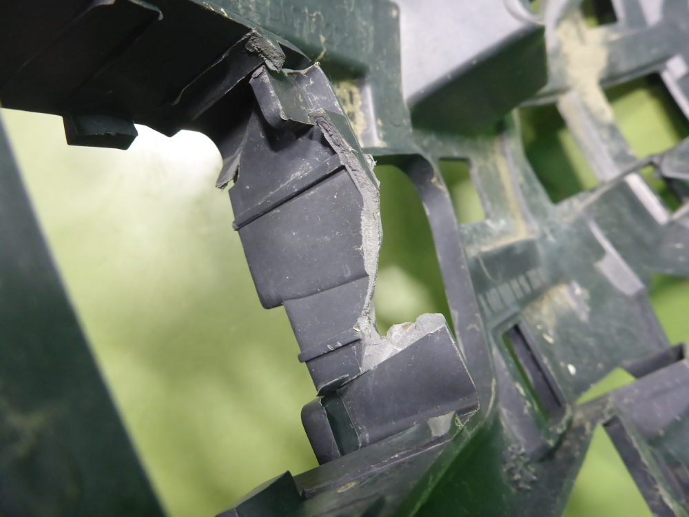 Кронштейн переднего бампера правый