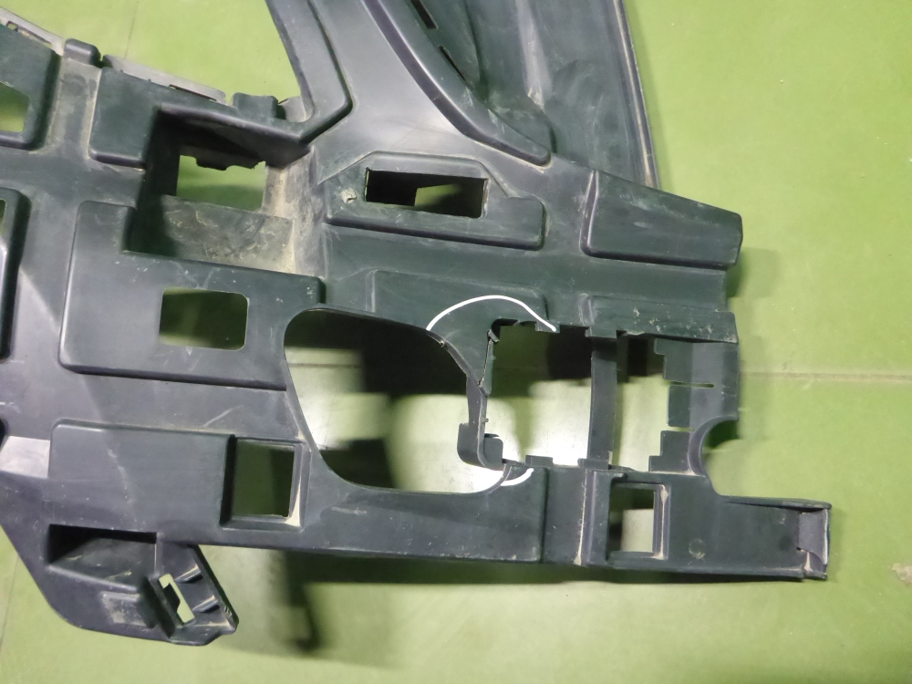 Кронштейн переднего бампера правый