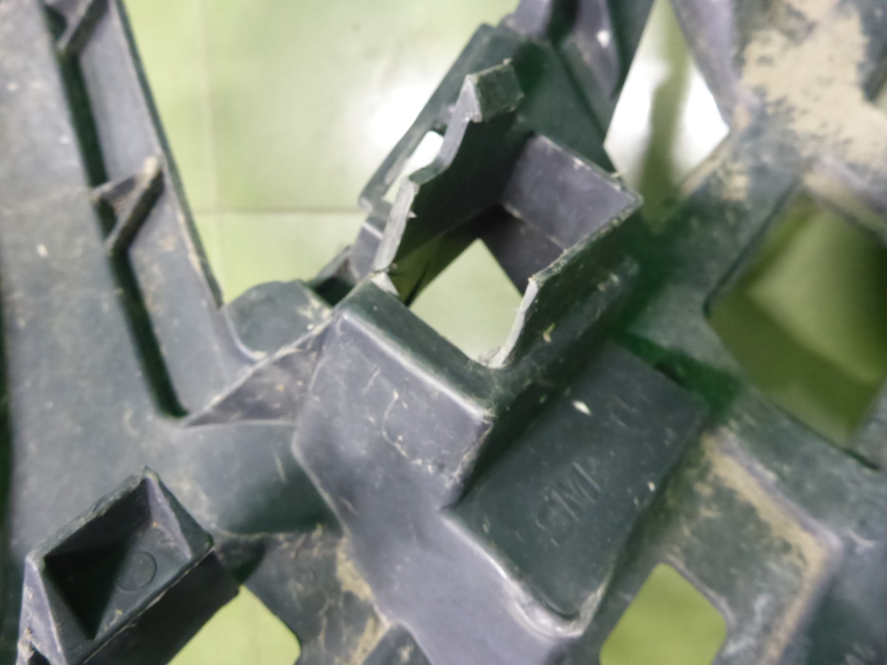 Кронштейн переднего бампера правый