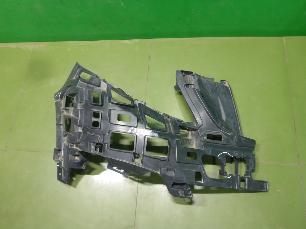 Кронштейн переднего бампера правый