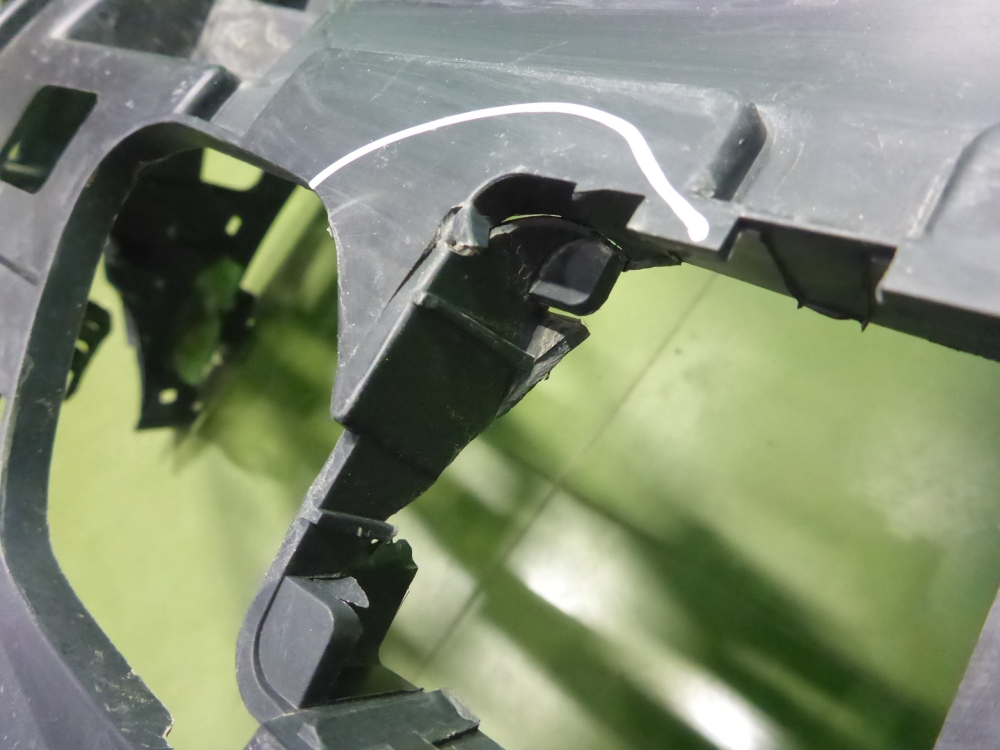 Кронштейн переднего бампера правый