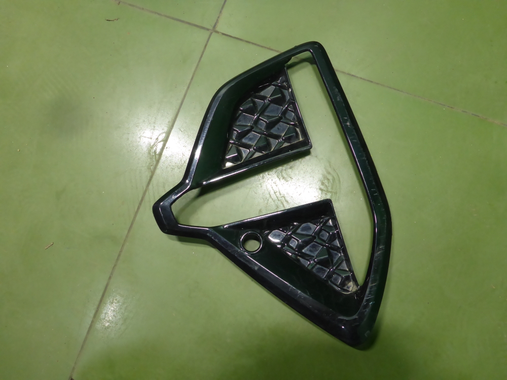 Рамка противотуманной фары левой