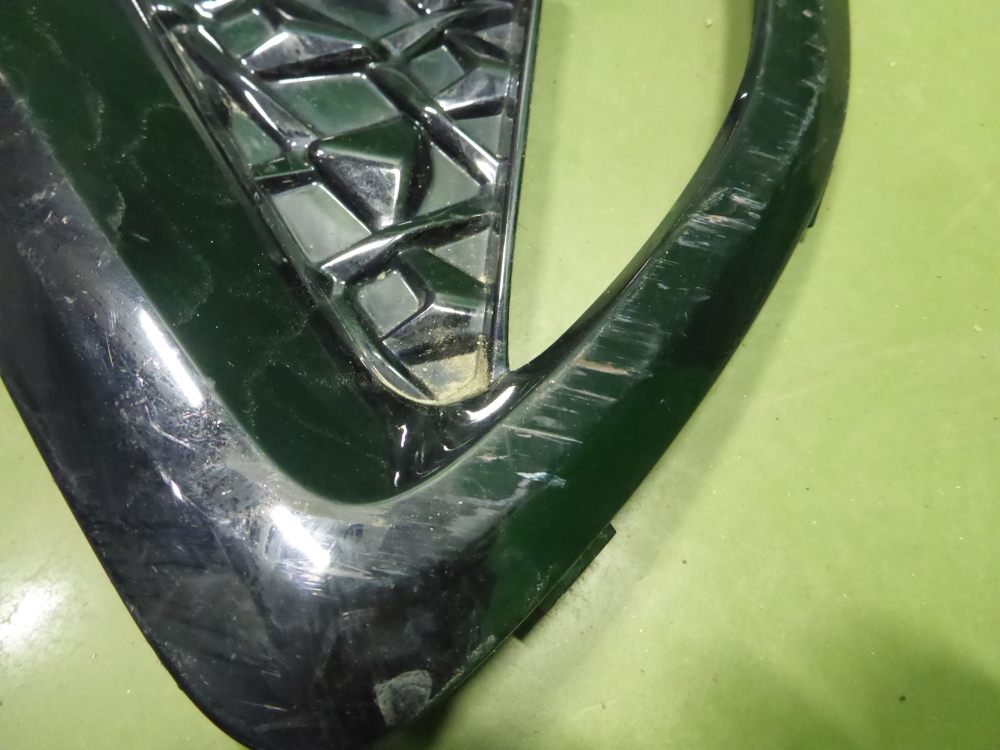 Рамка противотуманной фары левой