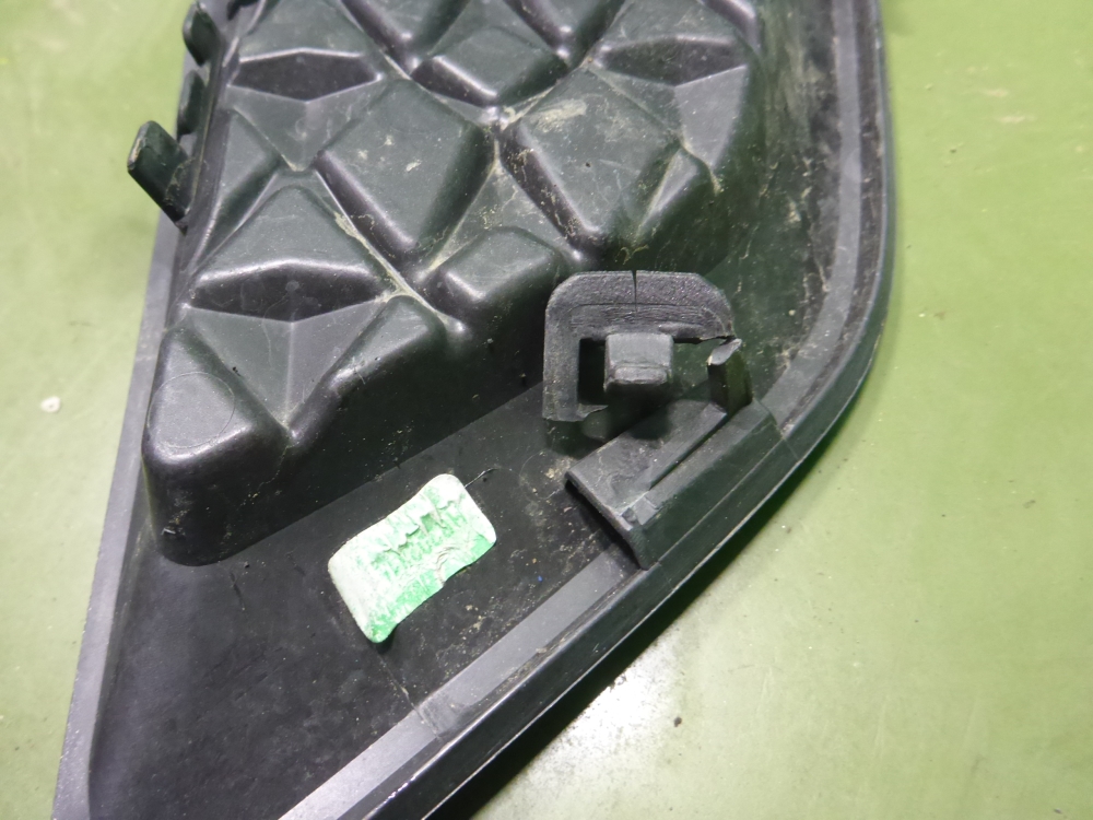 Рамка противотуманной фары левой