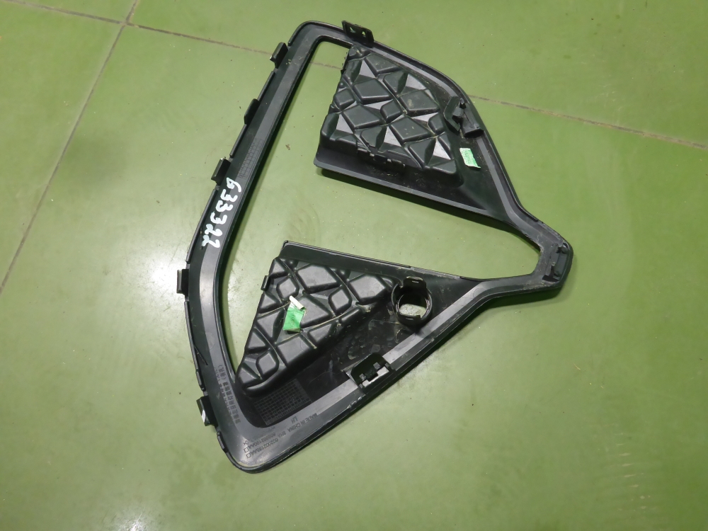 Рамка противотуманной фары левой