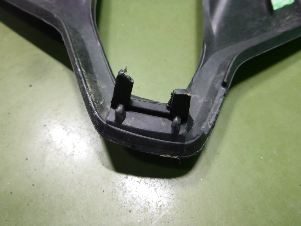 Рамка противотуманной фары левой