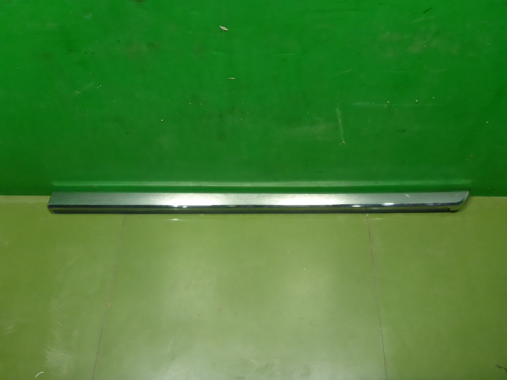 Накладка двери передней правой