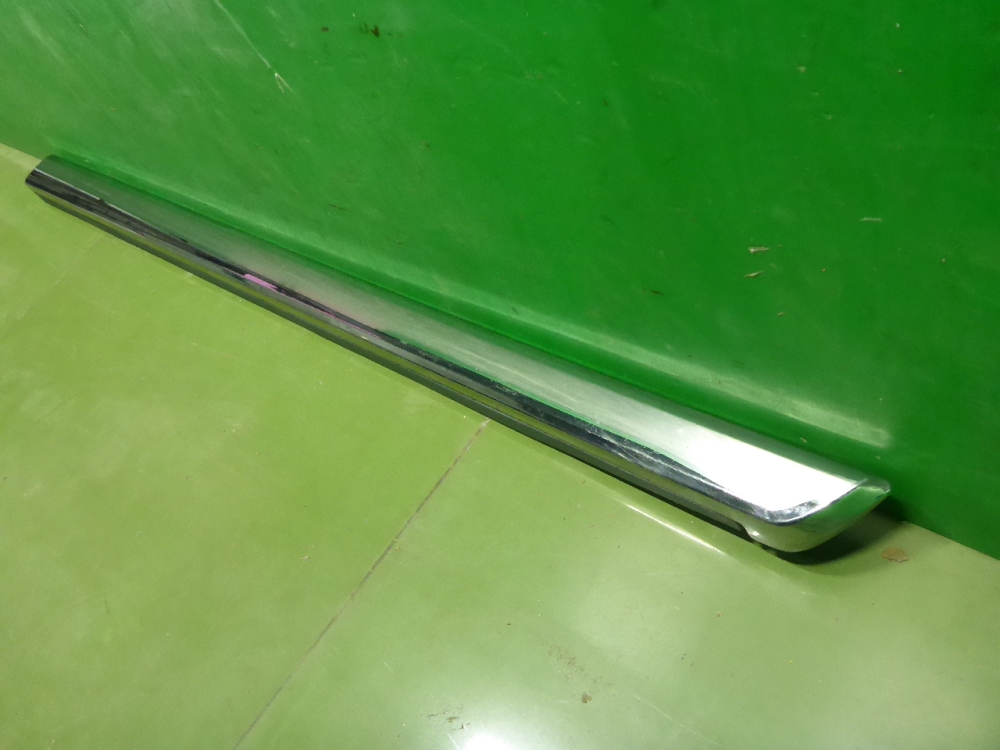 Накладка двери передней правой