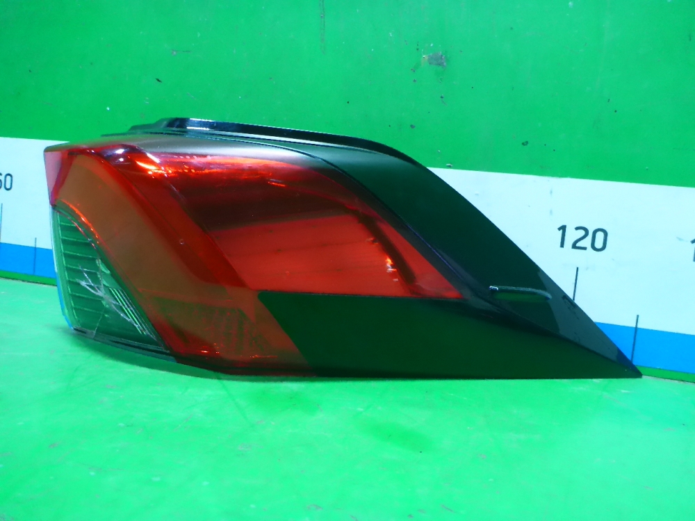 Фонарь задний наружный правый