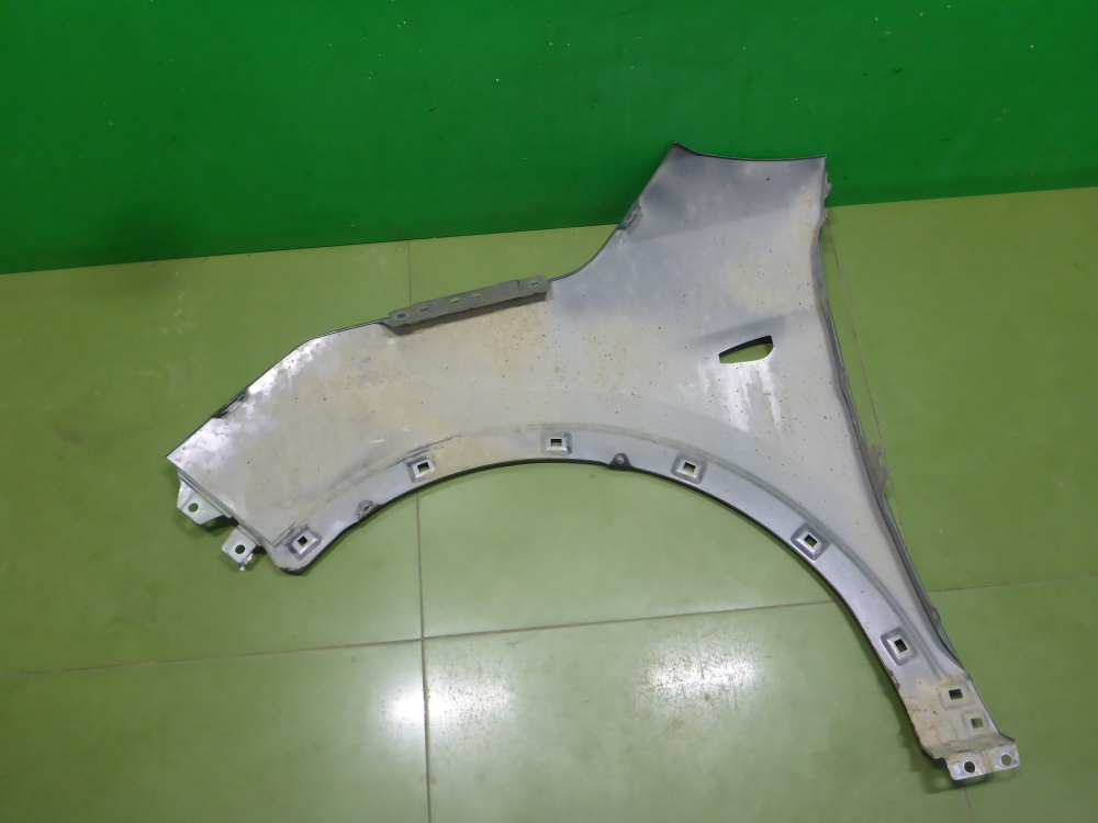 Крыло переднее правое