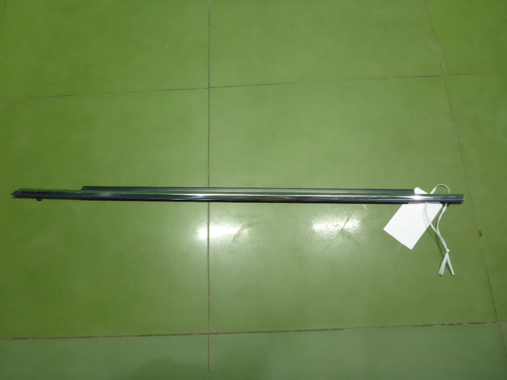 Накладка лобового стекла левая