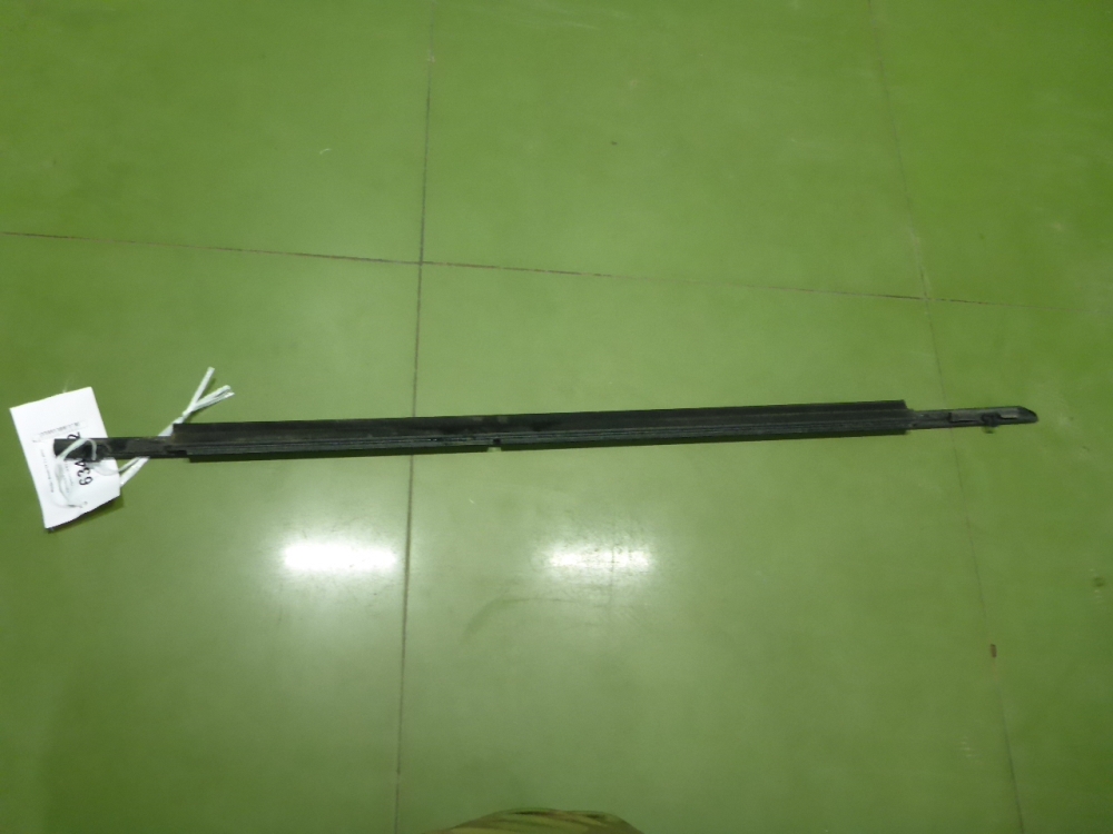 Накладка лобового стекла левая