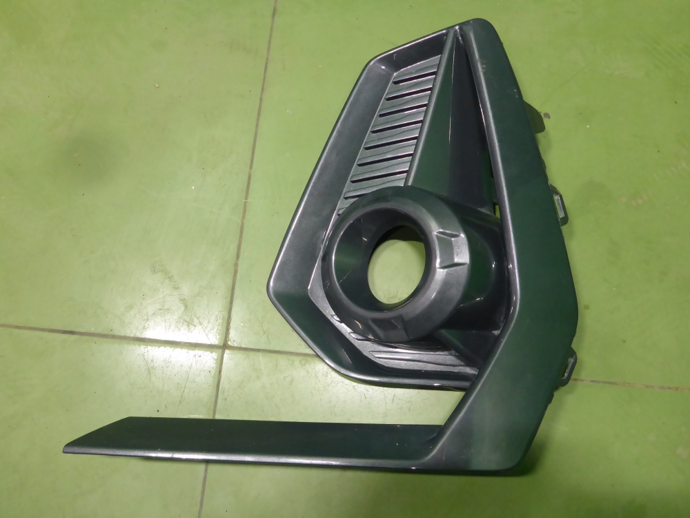 Рамка противотуманной фары левой