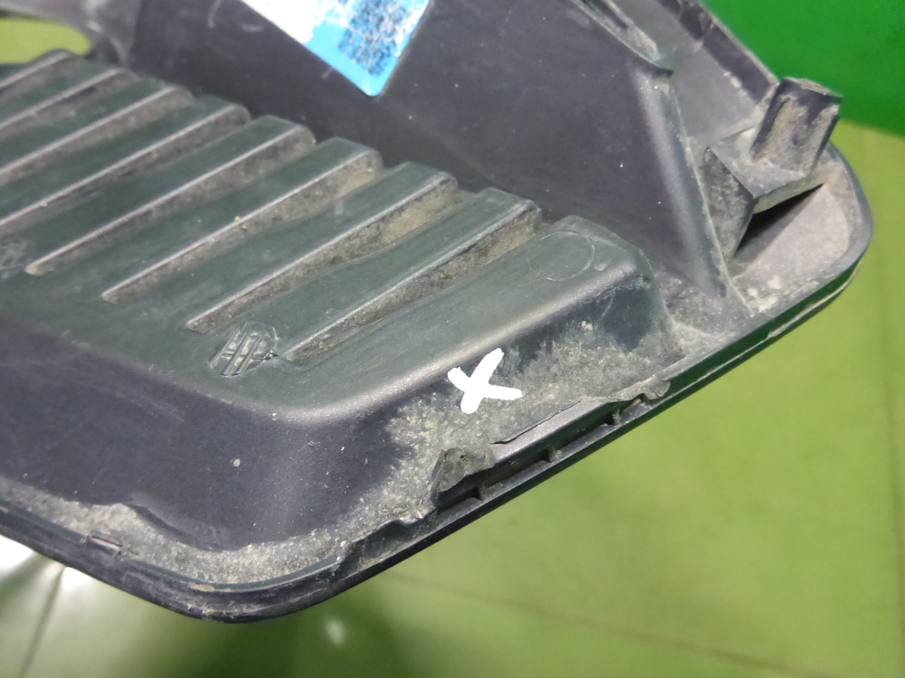 Рамка противотуманной фары левой