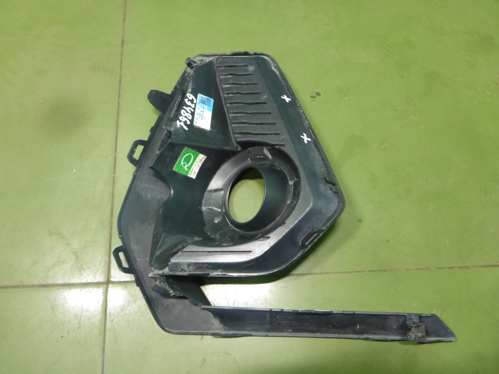 Рамка противотуманной фары левой