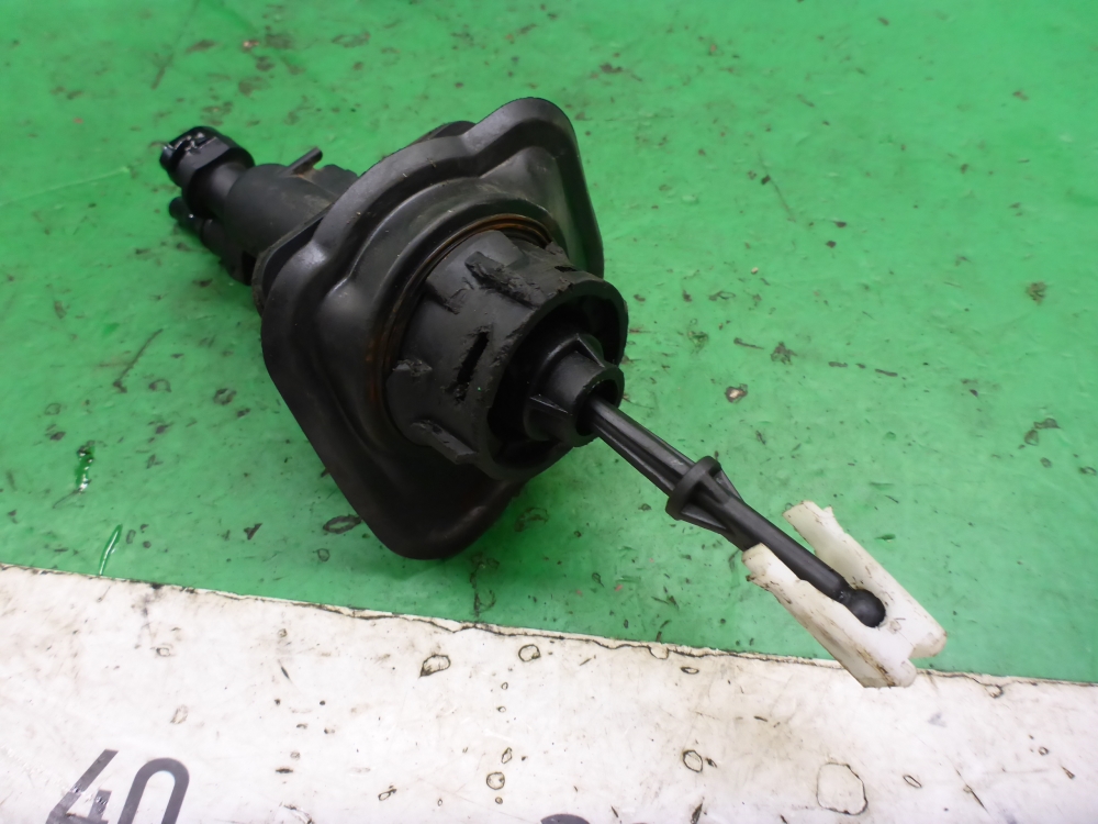 Цилиндр сцепления главный