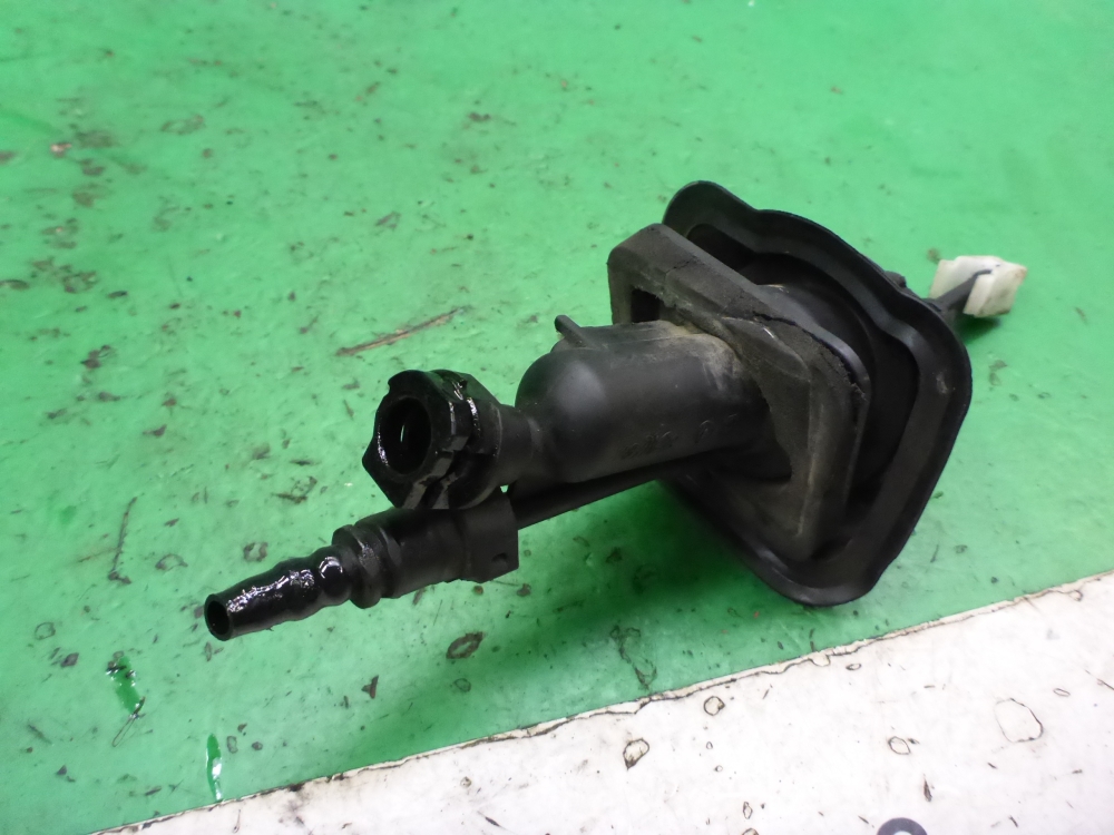 Цилиндр сцепления главный