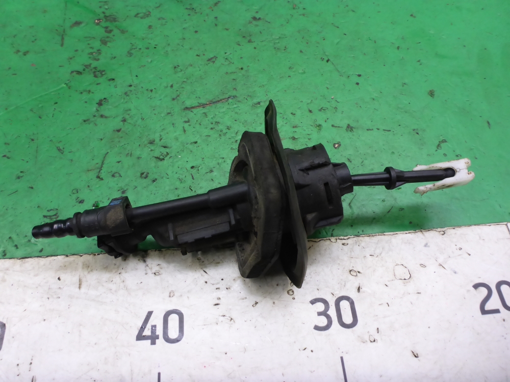 Цилиндр сцепления главный