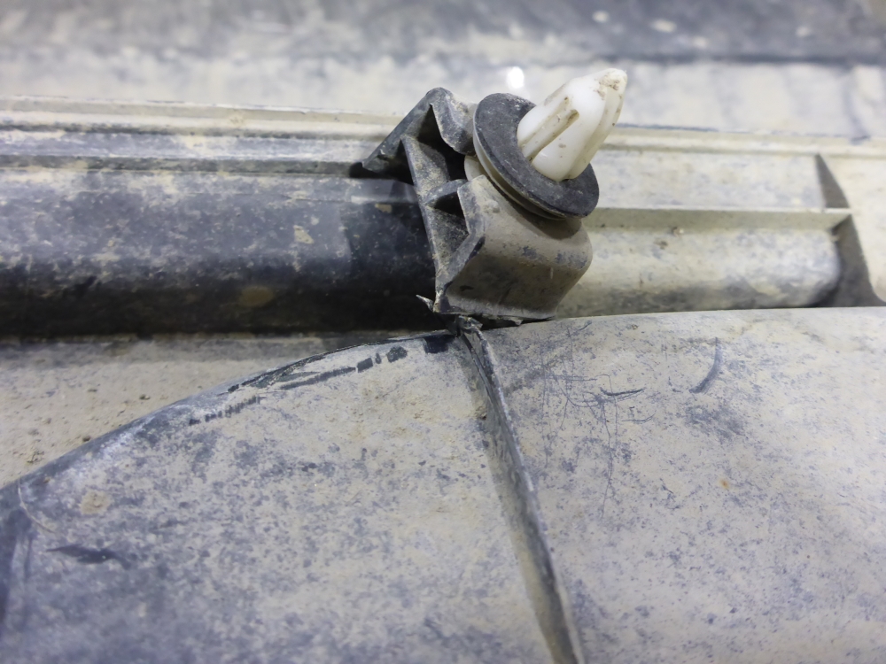 Подножка левая