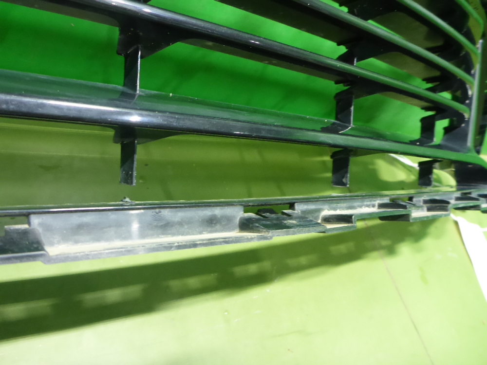 Решетка в бампер центральная