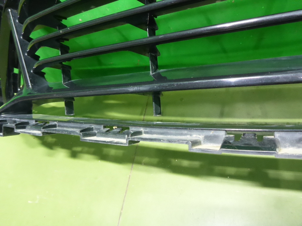 Решетка в бампер центральная