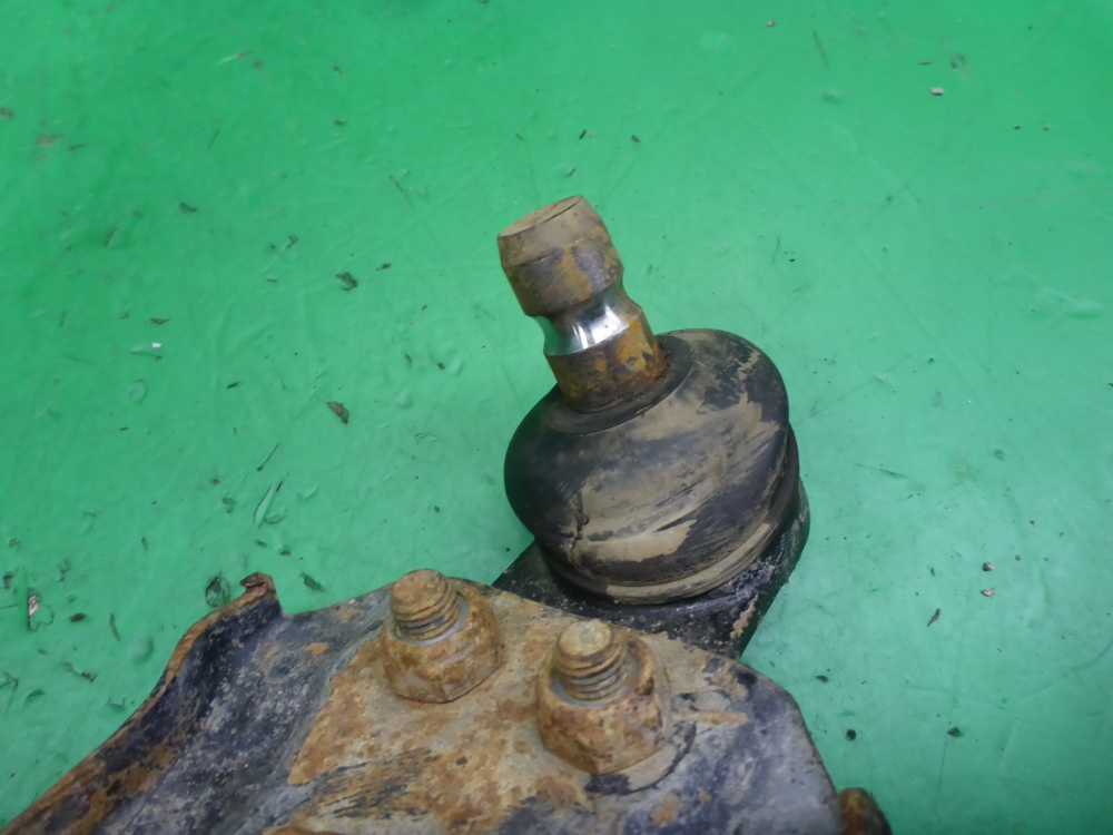 Рычаг передний левый