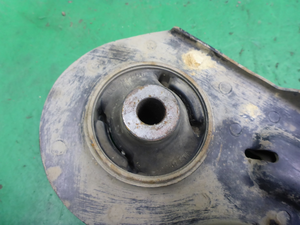 Рычаг передний левый