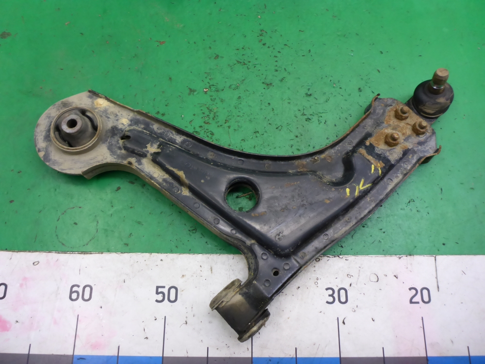 Рычаг передний левый