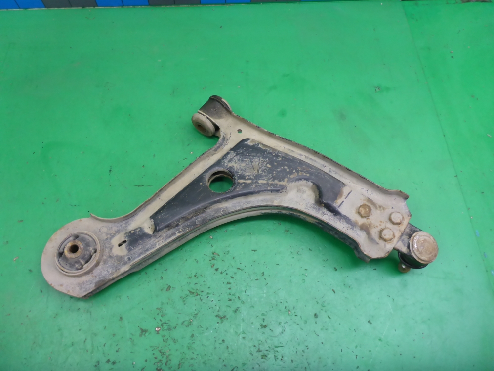 Рычаг передний левый