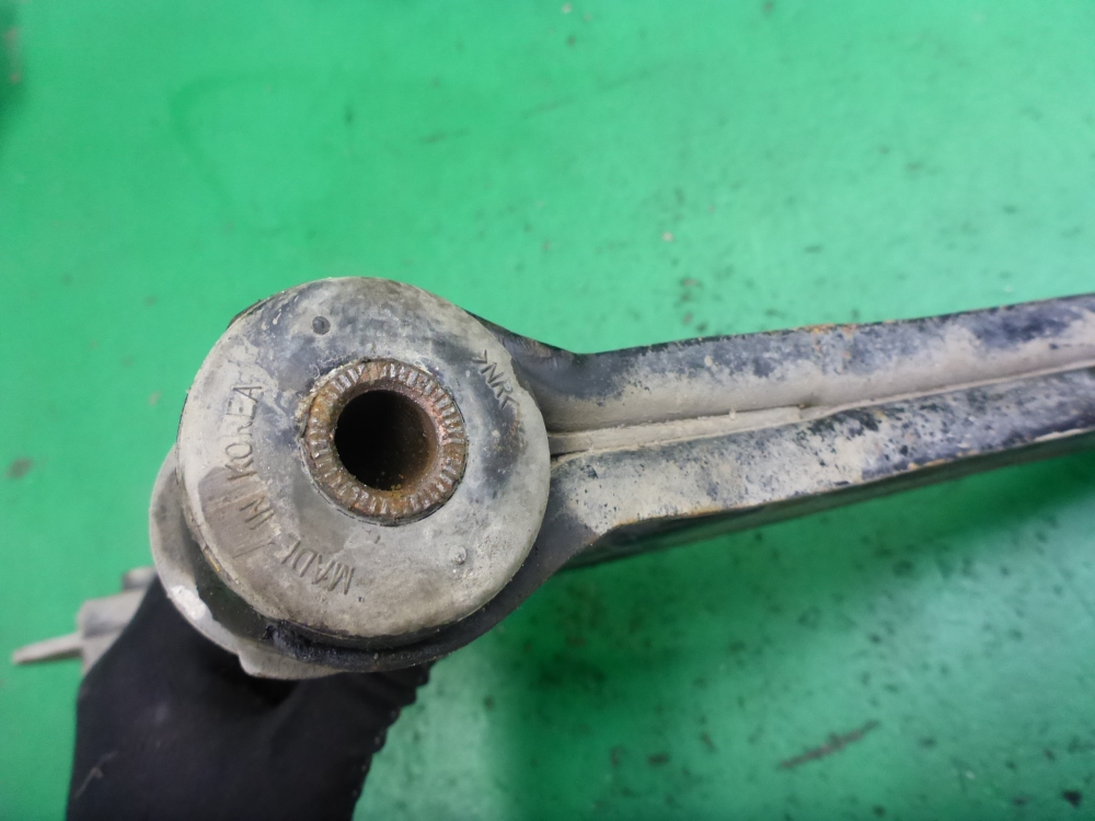 Рычаг передний левый