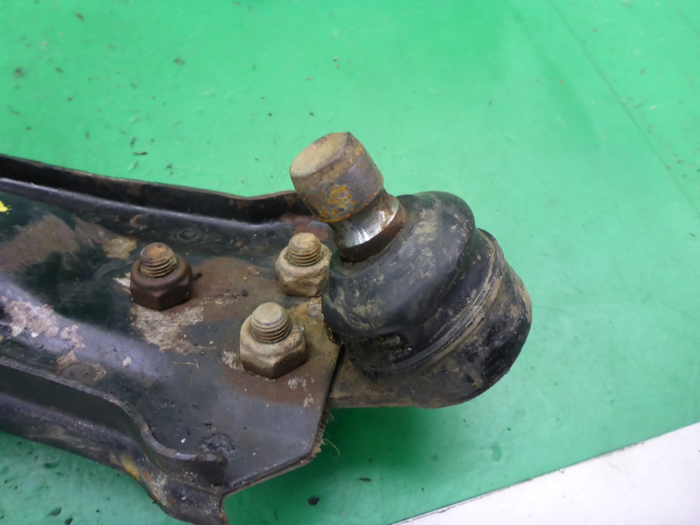 Рычаг передний правый