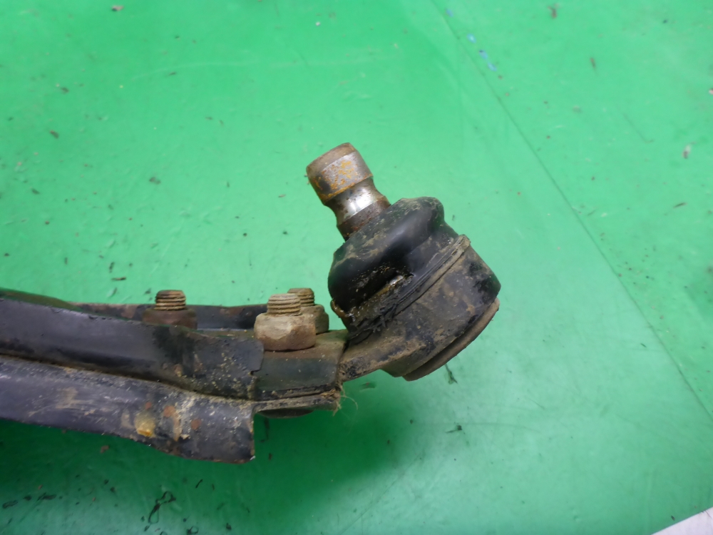 Рычаг передний правый