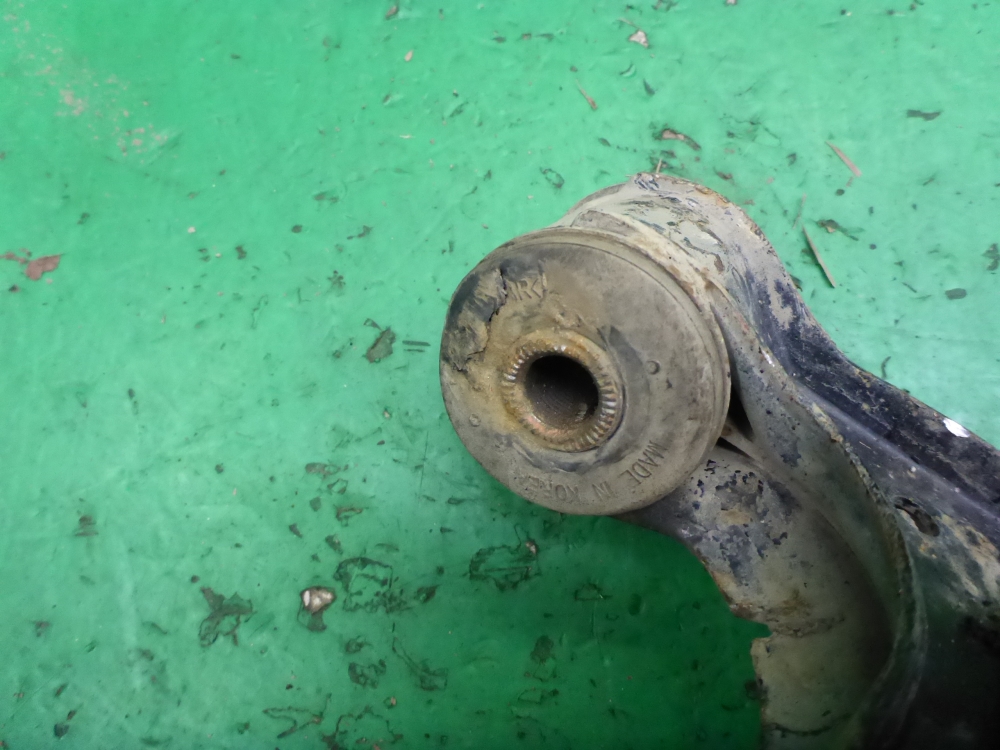 Рычаг передний правый