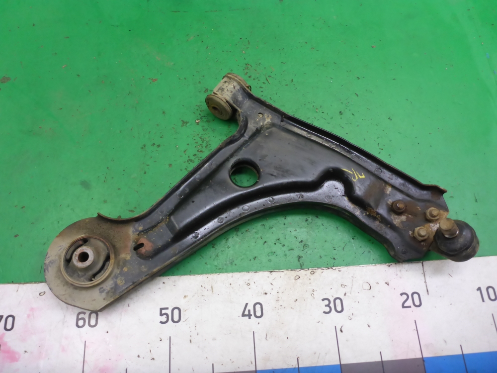 Рычаг передний правый