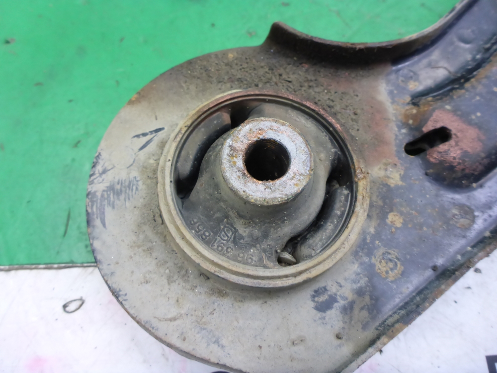 Рычаг передний правый