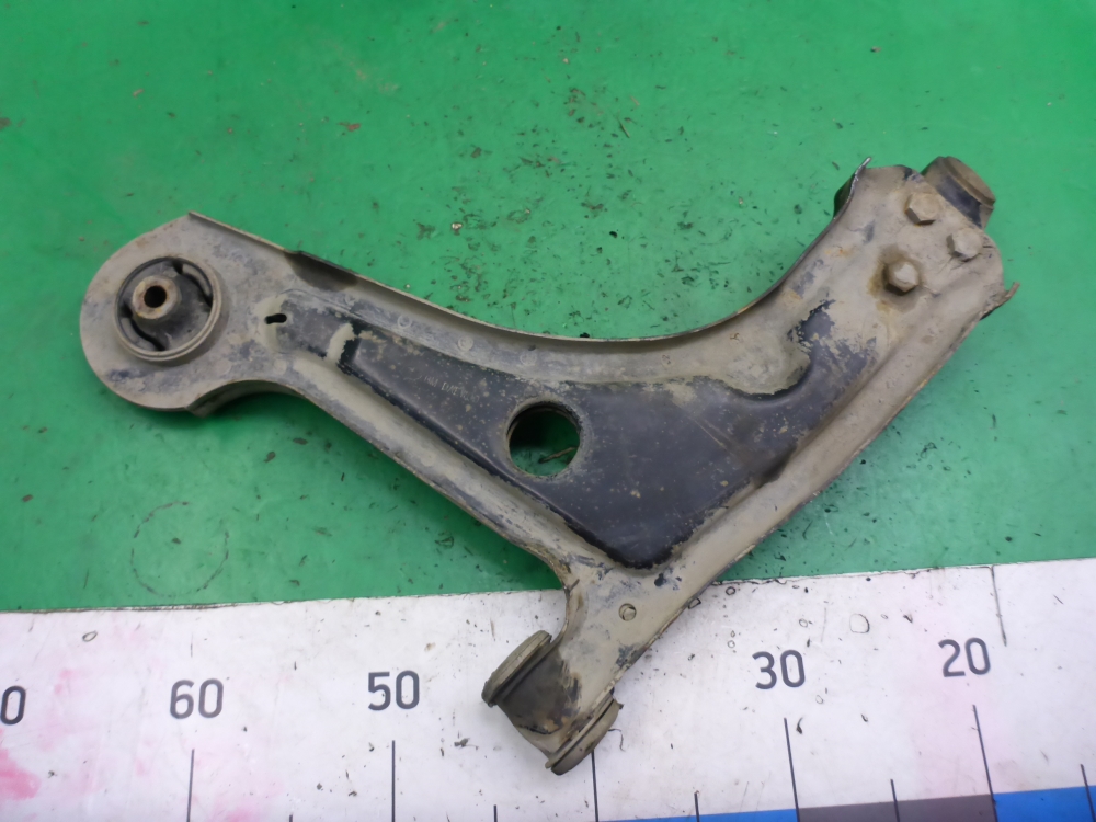 Рычаг передний правый