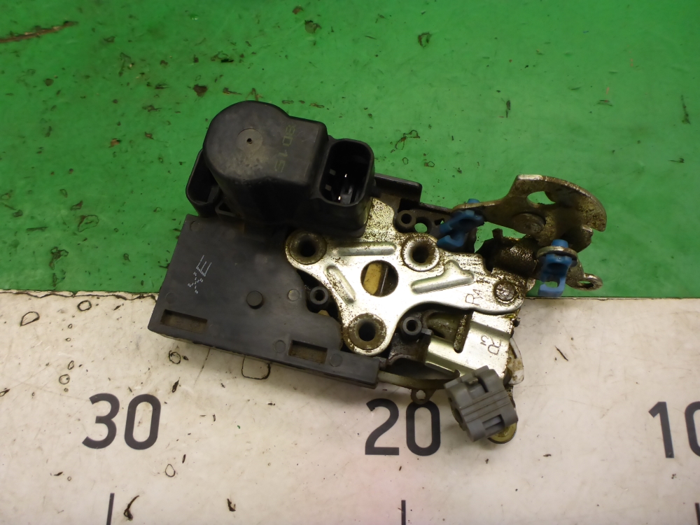 Замок двери передней правой